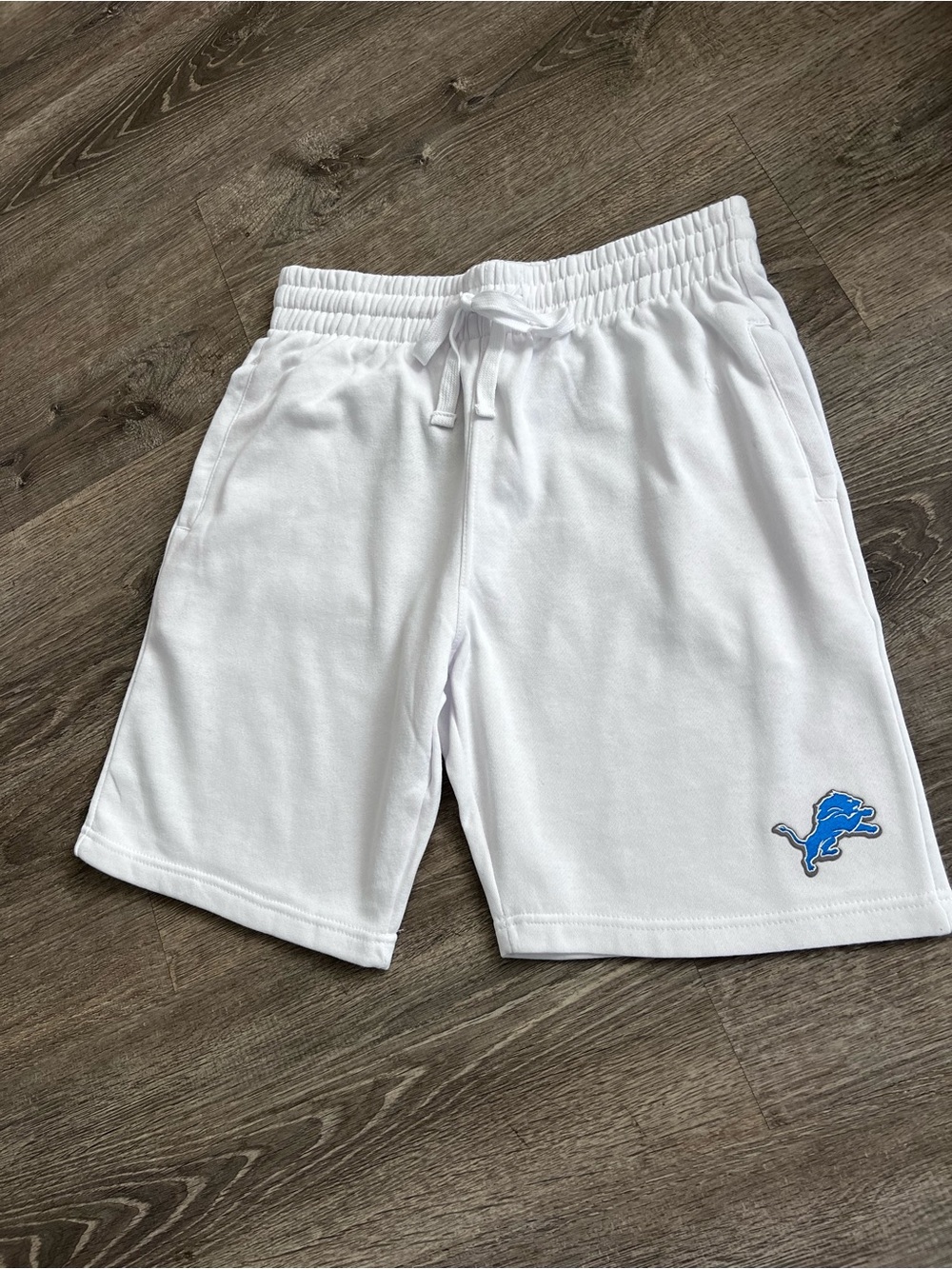 Detroit Lions Men's crisp White Athletic Drawstring Shorts with Blue Lions Logo